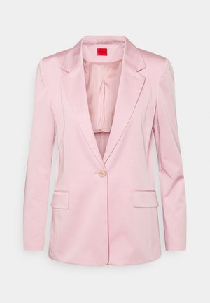 Hellrosa Damenblazer mit Ein-Knopf-Verschluss, gekerbtem Revers, Klappentaschen und glattem Futter innen.