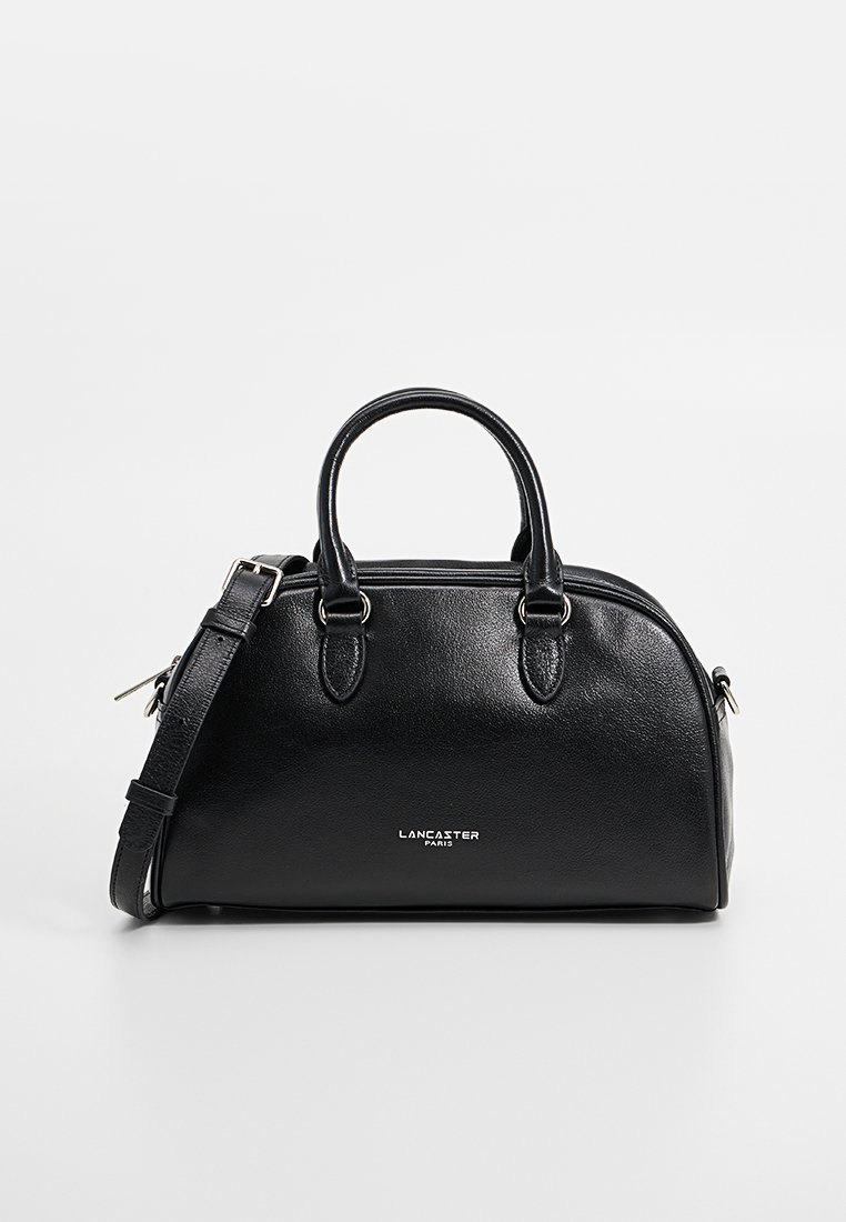 Schwarze Lederhandtasche mit runder Form, doppelten Griffen und einem abnehmbaren Schultergurt. Mit eingraviertem Markennamen auf der Vorderseite.