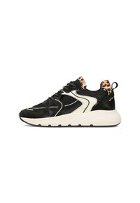 Zapatilla en blanco y negro con materiales de malla y ante, acentos de estampado de leopardo en el talón y suela de goma texturizada. Diseño minimalista.