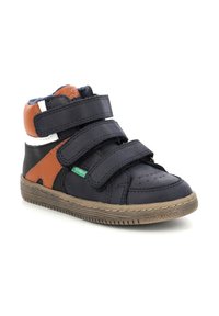 Zapatillas altas con parte superior de cuero azul oscuro, detalles en marrón y blanco, correas de velcro y suela de goma texturizada.