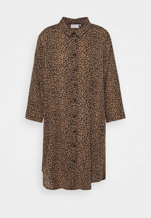 Brun skjortekjole med lange ærmer med sort uregelmæssigt dyreprint og spids krave.