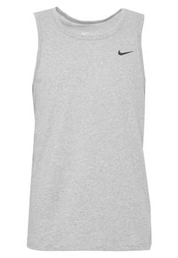 Šedý bezrukávový sportovní tank top vyrobený z bavlny, s kulatým výstřihem a decentním černým logem Nike na levé horní straně.