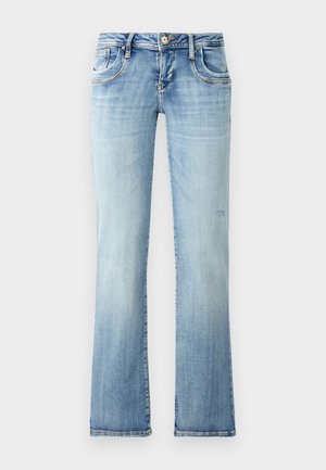 Svijetloplave traperice ravnog kroja, s pet džepova, zatvaranjem na gumb i blagim izbljeđivanjem u teksturi tkanine.