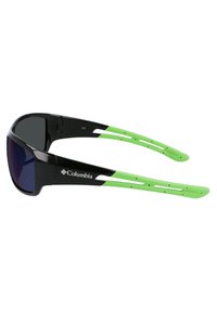 Occhiali da sole neri con lenti scure e bracci in gomma verde. Presentano un design sportivo, con fori di ventilazione sulle tempie e un marchio.
