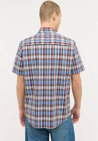 Kurzarmhemd mit Karomuster in Blau, Rot und Weiß. Hergestellt aus leichtem Stoff mit einem spitzen Kragen und einer Rückenpasse.