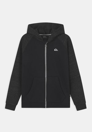 Czarna bluza z kapturem na zamek błyskawiczny z fakturowanym, ciemnoszarym wzorem raglanowych rękawów, z przednią kieszenią i małym białym logo marki na klatce piersiowej.