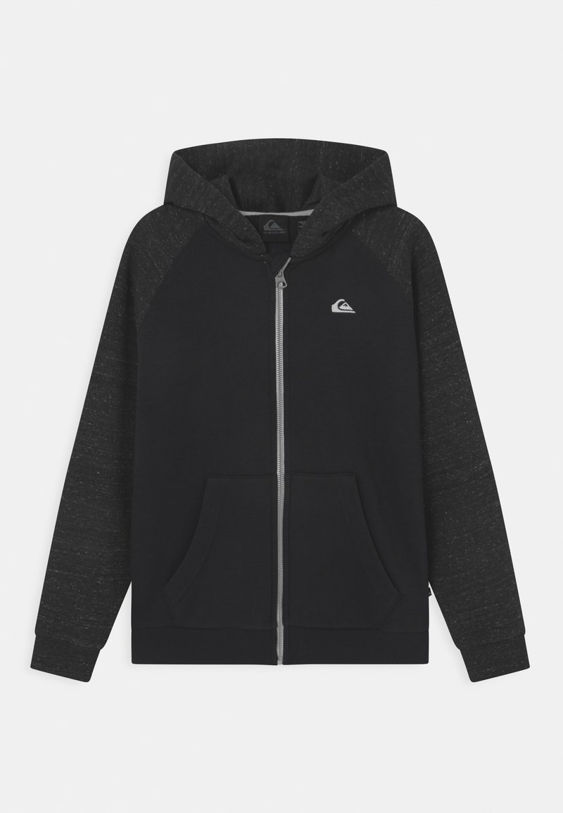 Sweatshirt zippé noir avec un design de manches raglan gris foncé texturé, comprenant une poche avant et un petit logo de marque blanc sur la poitrine.