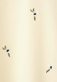 Tissu beige clair avec de petites marguerites blanches brodées avec des centres foncés et des feuilles vertes dispersées à la surface.