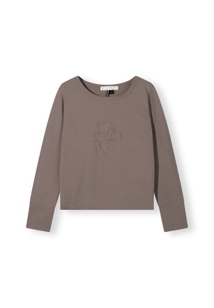 Top gris de manga larga con cuello redondo, diseño corto y sutil grabado en relieve en la parte frontal. Tejido suave, costuras mínimas.