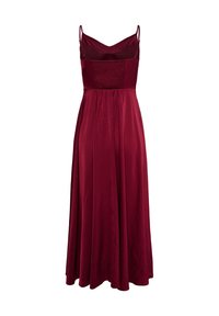 Robe longue bordeaux sans manches avec fines bretelles, détail froncé sur la poitrine et jupe fluide.