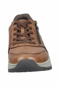 Brun lädersneaker med snörning och sidoglidzzz. Har en texturerad ovandel, stickade detaljer och en grå gummisula.