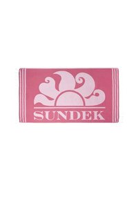 Asciugamano da spiaggia in cotone rosa con una grande grafica stilizzata del sole e la parola "SUNDEK" in bianco, con bordi frangiati e accenti a righe.