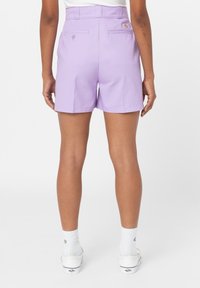 Lila shorts med rak passform, med bakfickor som har knäppningar och en liten logopatch på höger ficka.