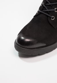 s.Oliver Platform-nilkkurit - black