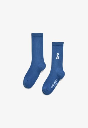 Blaue gerippte Socken aus Baumwollmischung. Mit einem weißen Logo und Text im Knöchelbereich. Weicher Stoff, in der Mitte der Wade.