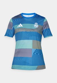 Blauw voetbalshirt met een geometrisch patroon in verschillende tinten blauw en groen, korte mouwen, ronde hals en het Adidas-logo.