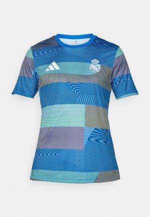 Plavi nogometni dres s geometrijskim uzorkom u različitim nijansama plave i zelene, kratkih rukava, okruglog izreza i Adidas logom.
