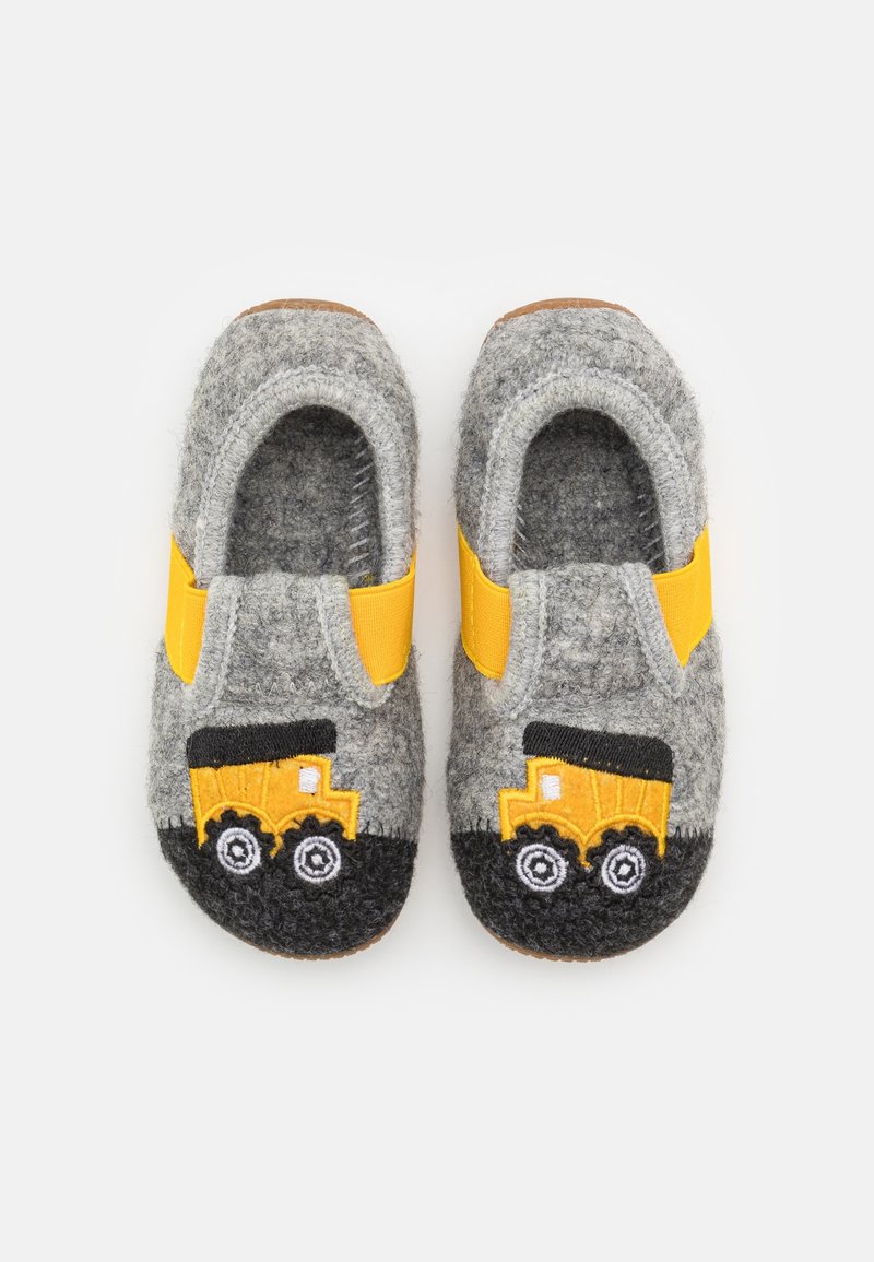 Paire de chaussons d’enfant gris avec des sangles élastiques jaunes et des camions de construction jaunes brodés sur les orteils.