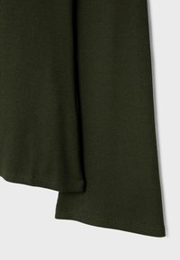 Dunkelgrünes, geripptes Langarmshirt mit abgerundetem Saum. Der Stoff wirkt weich und hat eine glatte Textur, die subtile vertikale Linien aufweist.
