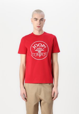 Rød bomull T-skjorte med en rund hvit logo med teksten "JOOP! JEANS". Korte ermer og en klassisk rund halsdesign.