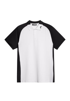 Hvid kortærmet polo-shirt med sorte raglanærmer, en kravehalshals og et struktureret stof med et subtilt mønster.