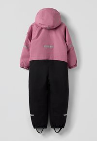Roze en zwarte waterdichte sneeuwpak met een capuchon, elastische mouwen, reflecterende accenten en verstelbare broekspijpen voor een veilige pasvorm.