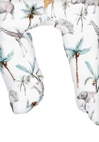 Cuscino in tessuto di cotone con stampa di animali tropicali, che presenta elefanti, giraffe e palme in colori tenui su uno sfondo bianco.