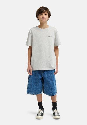 Szara koszulka z krótkim rękawem z napisem „ELEMENT CO.”, zestawiona z niebieskimi jeansowymi szortami, czarnymi skarpetkami i czarno-białymi trampkami.