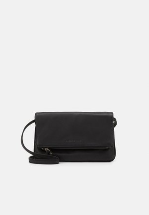 Bolso bandolera de cuero negro con bolsillo frontal con cremallera y correa ajustable, forma rectangular, textura lisa, diseño minimalista.
