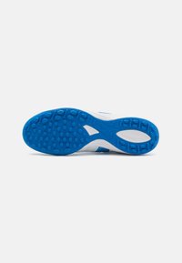 Vitt sportskosula med en blå gummisula. Har cirkulära och ovala mönster för grepp. Strömlinjeformat design och textur.