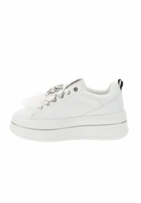 Zapatilla blanca de cuero con suela de goma gruesa, acentos decorativos de cristal y detalle de piel sintética en la punta. Presenta ojales de metal y una pestaña en la parte trasera.