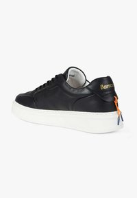 Sneaker in pelle nera con suola di gomma bianca, punta tonda e marchio evidente sul tallone. Presenta lacci con accenti arancioni e blu.
