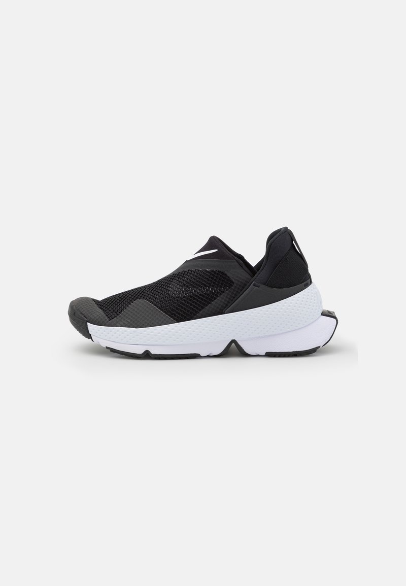 Zapatilla deportiva negra con parte superior de malla, acentos texturizados, una entresuela blanca y un diseño elegante. Punta redondeada y mínima marcación.