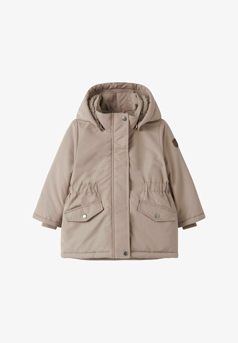 Beżowa pikowana kurtka z kapturem, posiada teksturowane wykończenie, elastyczny pas oraz dwie przednie kieszenie z zatrzaskami. Gładki materiał zewnętrzny.