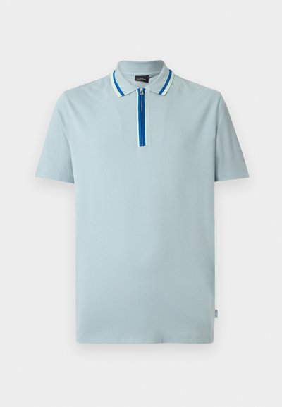 Polo à manches courtes bleu clair avec un col blanc orné de rayures bleues et vertes et une patte de boutonnage zippée bleue.