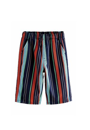 Shorts à taille élastique avec rayures verticales bleu marine, rouge, bleu clair, vert et blanc, avec poches latérales et coupe ample.