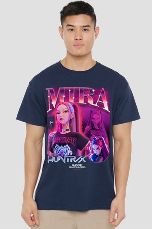 Mann trägt ein dunkelblaues T-Shirt mit einem lebhaften pink- und lilafarbenen Grafikdesign stilisierter weiblicher Figuren und dem Text "MIRA" und "HUNTRX" auf der Vorderseite.
