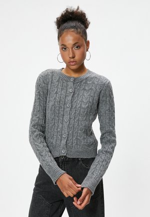 Grau melierter Kabelstrickcardigan mit Rundhalsausschnitt, vorderer Knopfverschluss, gerippten Bündchen und Saum. Weiche Struktur mit klassischer Passform.