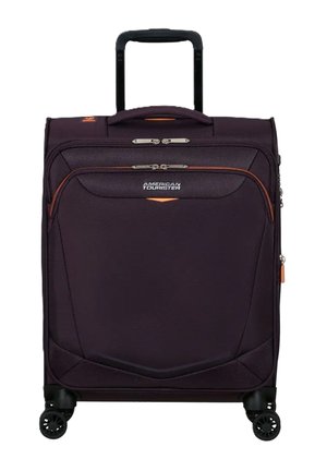 Valise violette avec un extérieur en tissu texturé, une poignée extensible, deux fermetures éclairs, une poche avant et quatre roues noires pour la mobilité.