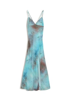 Plava i smeđa haljina s vezicama u tehnici tie-dye, s tankim naramenicama i prorezom sprijeda, duga do poda, uska u predjelu prsa i struka.