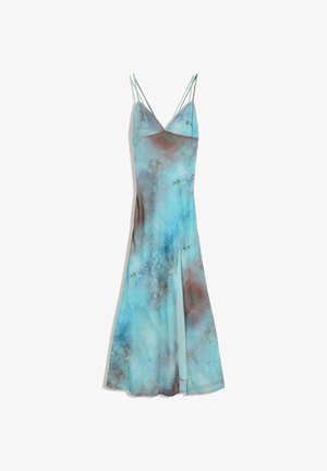 Modré a hnědé batikované šaty na ramínka s průsvitnými ramínky a předním rozparkem, sahající až k zemi, přiléhavé na prsou a v pase.