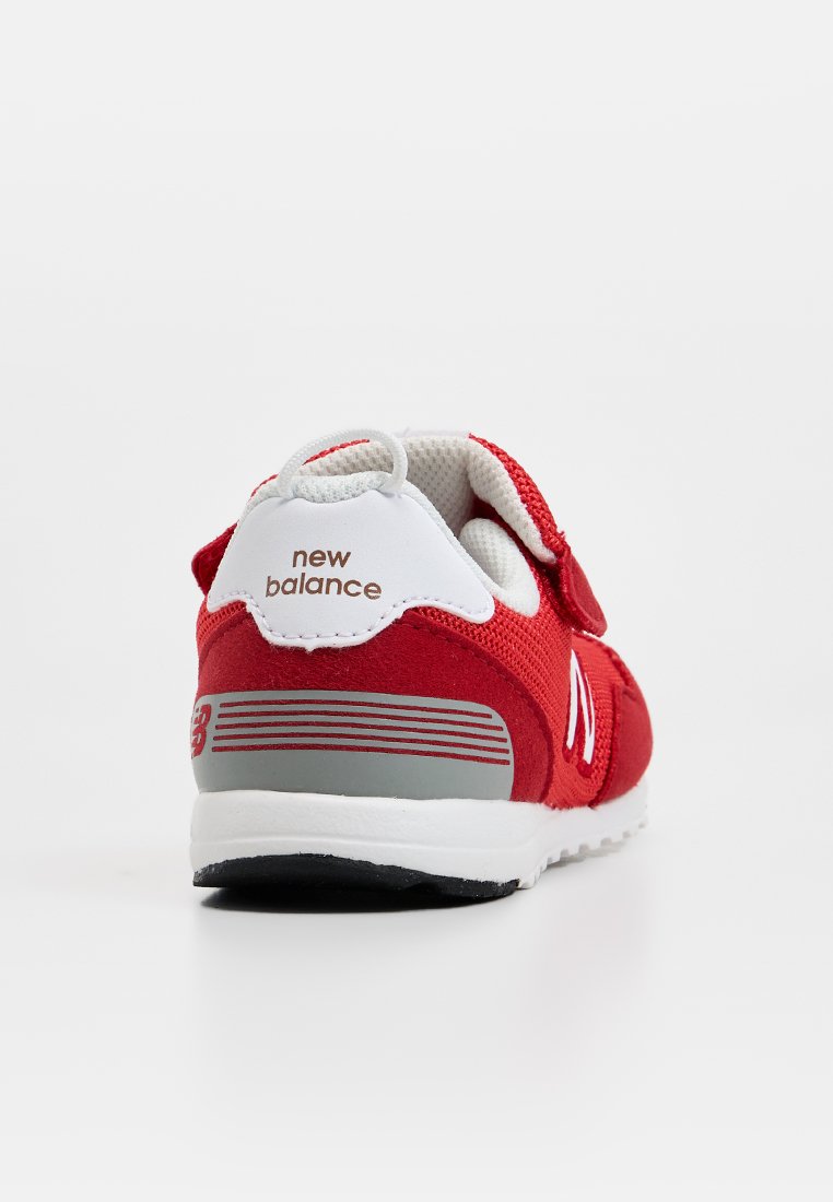 Czerwone buty sportowe z meshu i zamszu, z białymi akcentami, wyściółką na kołnierzu oraz szarymi detalami na pięcie i podeszwie.