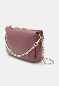 Fialová kožená crossbody kabelka s textúrovaným povrchom, zlatým reťazovým popruhom a zipsovým uzáverom pre jednoduchý prístup.