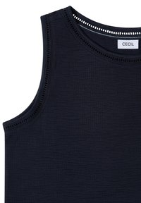 Top sans manches bleu marine en tissu structuré avec un galon décoratif autour des emmanchures et de l'encolure, orné d'une étiquette blanche "CECIL" à l'intérieur.