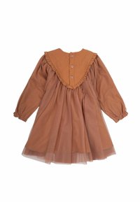 Brūns kleita ar garām piedurknēm, ripuļotu apkakli un pogu aizdari. Izgatavota no auduma un tilla sajaukuma, ar kārtotu svārku.