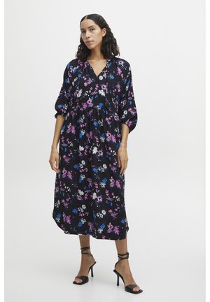 Floral Midi-Kleid aus schwarzem Stoff mit pinken, blauen und weißen Blumen, mit entspannter Passform, V-Ausschnitt und Puffärmeln.