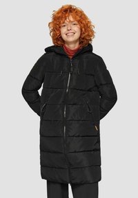 Langer schwarzer Puffer-Mantel mit Reißverschluss, horizontalem Steppmuster, verstellbarem Kordelzugkapuze und zwei seitlichen Taschen.