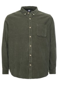 Camicia in corduroy verde con bottoni, maniche lunghe, una tasca sul petto, bottoni beige e orlo arrotondato. La texture appare morbida e resistente.
