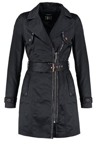 Trench-coat noir avec ceinture, fermeture éclair à l'avant, grand col et poches latérales. Détails en similicuir sur les poches et les poignets. Texture lisse.