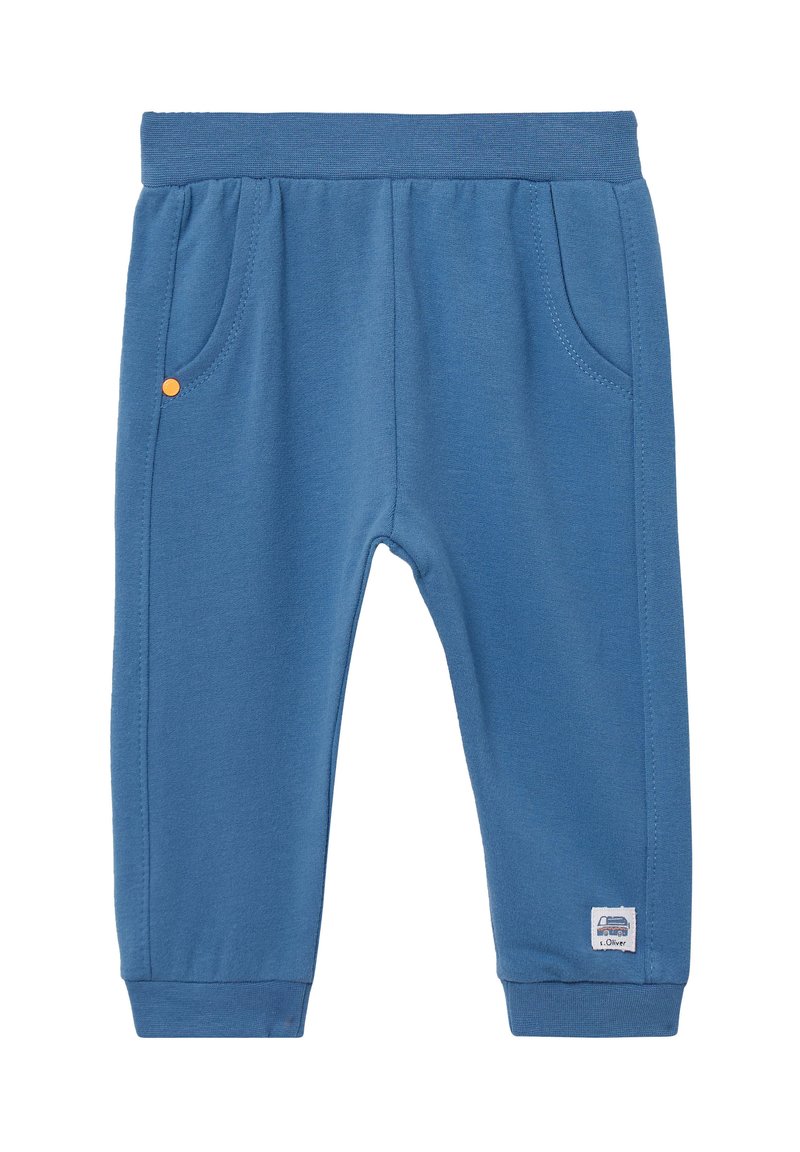 Blauwe katoenen sweatpants met elastische tailleband, twee zijzakken, oranje accentknop en logo patch op het been. Zachte, gladde textuur.
